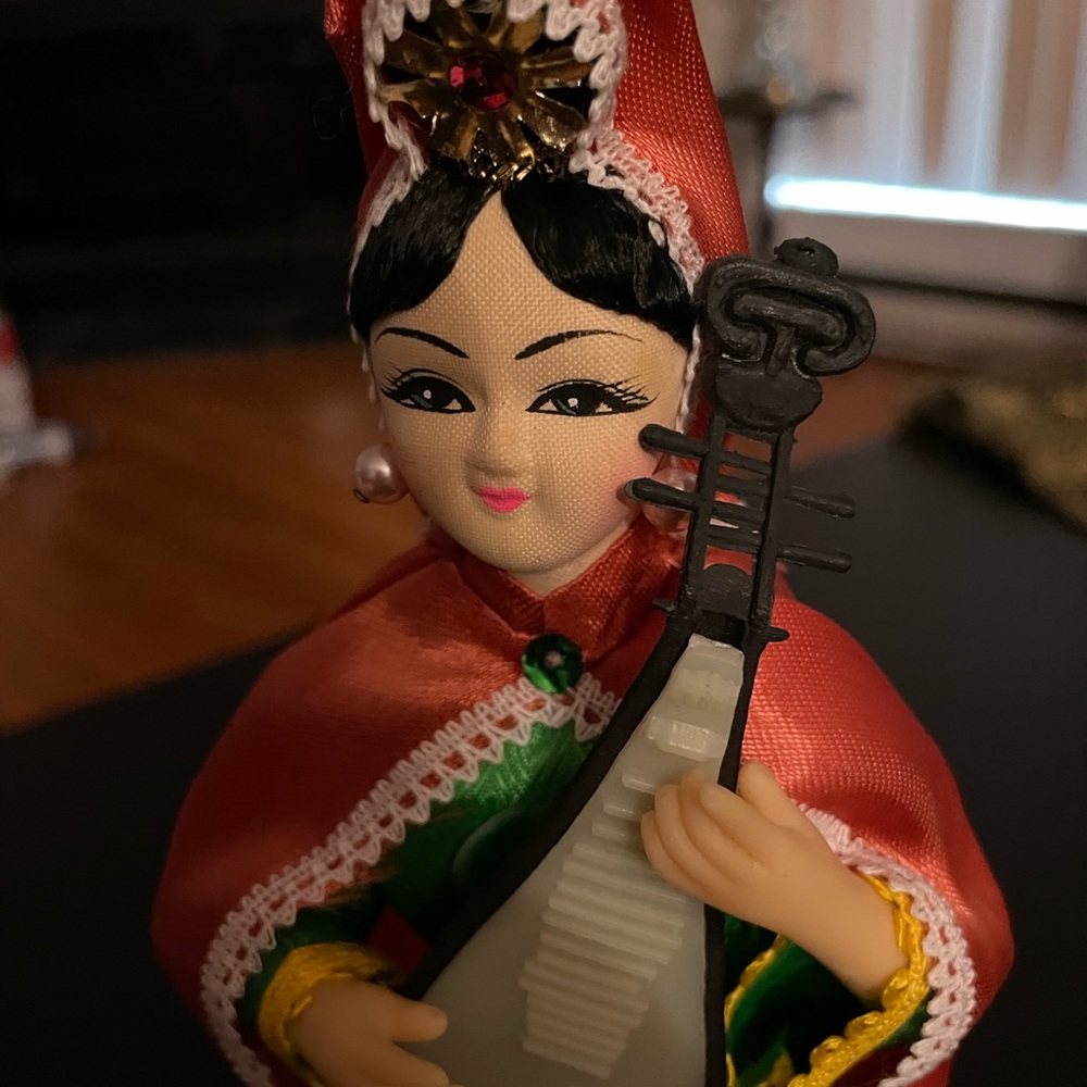 Beautiful Chinese Doll - Picture 5 of 5